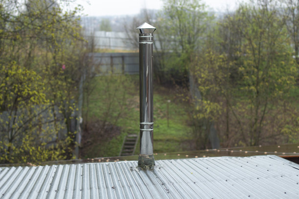 金属排烟管。屋顶上的管子。图片下载