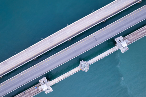 鸟瞰无人机拍摄的惊人的桥梁与汽车在桥梁道路图像交通和旅行背景概念位于泰国普吉岛的嘉盛桥图片下载