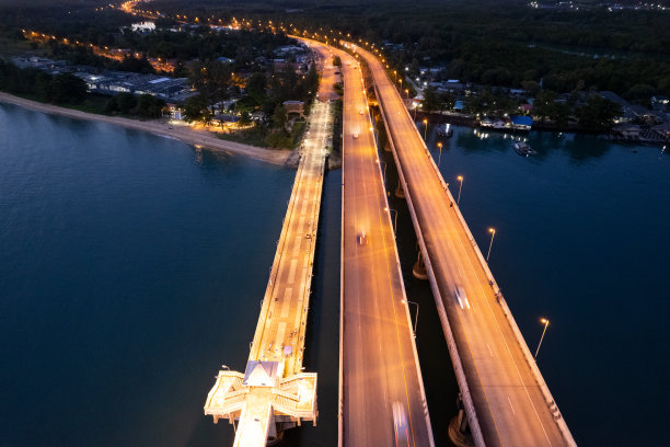 高角度视角:Sarasin桥泰国普吉岛的大门久久地暴露在暮色苍穹的汽车灯光下图片下载