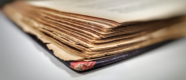 一本红色的旧书，上面写着岁月的流逝，书页已经发黄图片下载