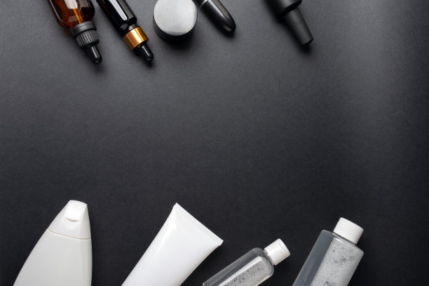 模板由一组黑白化妆品在黑色背景上制作而成图片下载