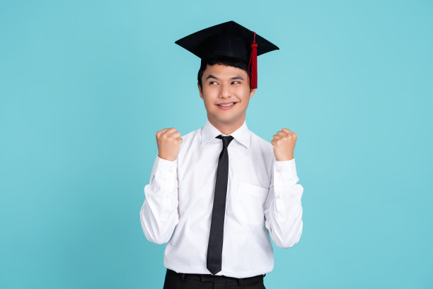 戴着毕业帽的毕业生。亚洲男子微笑着摆姿势。毕业、大学、专科、远程教育理念。图片下载