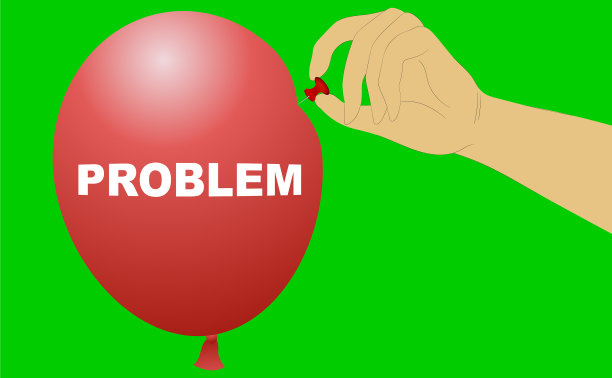 有个人拿着一支飞镖准备引爆红色的炸弹图片下载