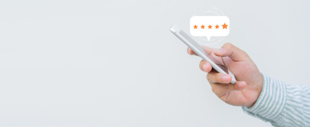 近距离观察客户man在智能手机屏幕上按下五星评级反馈图标，并按下给予最佳得分点的优秀排名，以审查服务、技术业务概念图片下载
