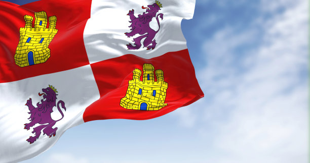 卡斯蒂利亚和里昂的旗帜在一个晴朗的日子里迎风飘扬。图片下载