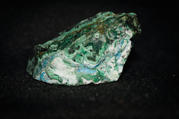 黑色背景上的孔雀石矿物图片下载
