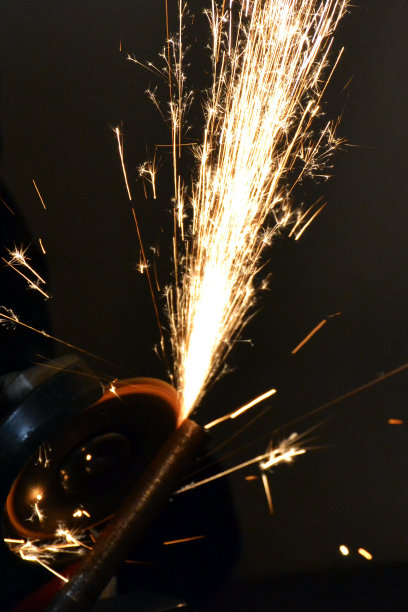 做研磨工。火花。金属处理。图片下载