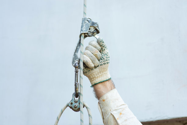 登山运动员调整下降触发钩图片下载