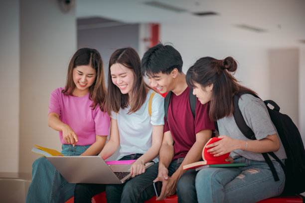 亚洲学生群体一起使用笔记本电脑、数码平板电脑。生活方式与信息技术小工具教育或社交网络的概念。图片下载