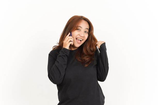 在智能手机上谈论美丽的亚洲女人穿着黑色衬衫孤立在白色背景图片下载