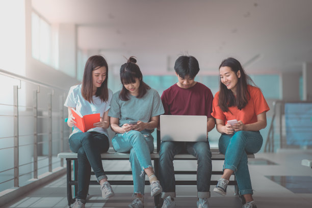 亚洲学生群体一起使用笔记本电脑、数码平板电脑。生活方式与信息技术小工具教育或社交网络的概念。图片下载