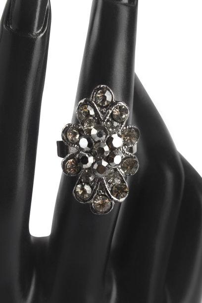 花戒指与闪闪发光的钻石图片下载