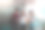 一群亚洲学生在大学里一边走路一边用智能手机，交流交流。图片下载
