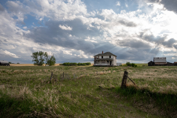 大草原上的废弃房屋图片下载
