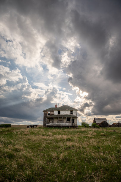 大草原上的废弃房屋图片下载