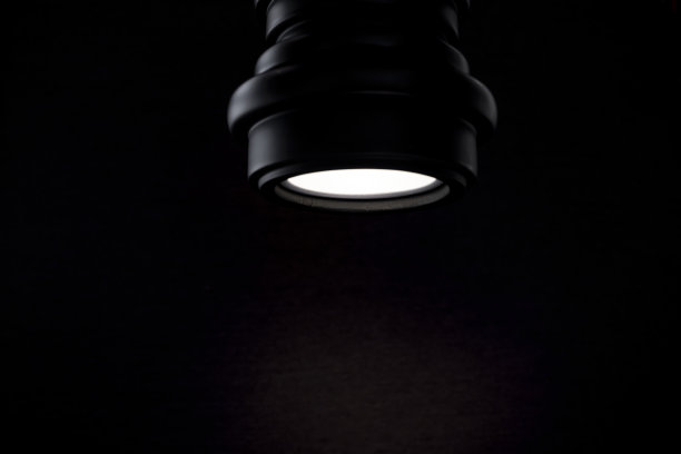 一盏明亮的黑色床头灯图片下载