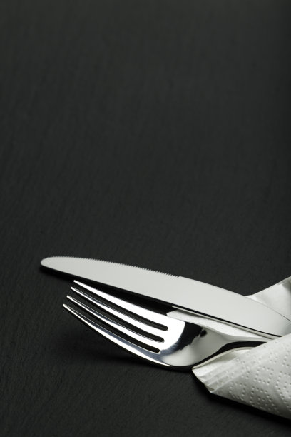 一套银制餐具，配有刀叉图片下载