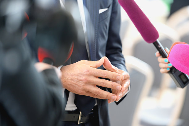 接受电视台采访的政治家图片下载