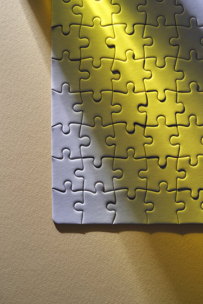 黄色的灯光落在迷惑的群体上。图片下载