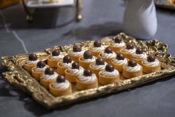 自助餐厅的巧克力甜点图片下载
