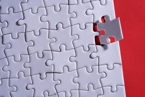 红色背景的空白拼图图片下载