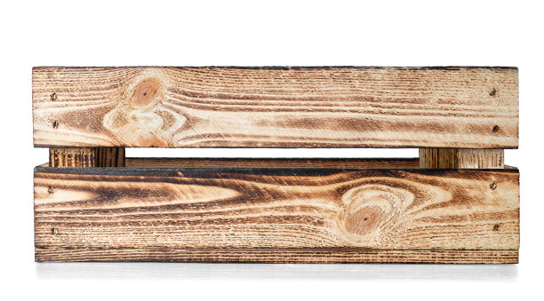 白色背景上孤立的空木箱图片下载