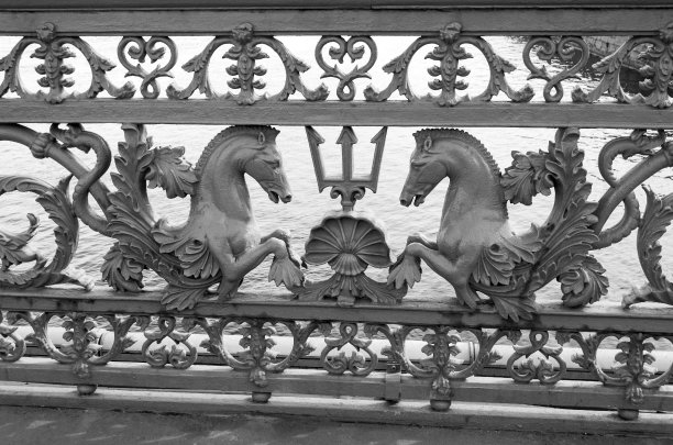 桥上装饰栅栏的碎片。图片下载