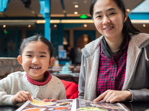 小女孩和妈妈在餐厅点菜图片下载