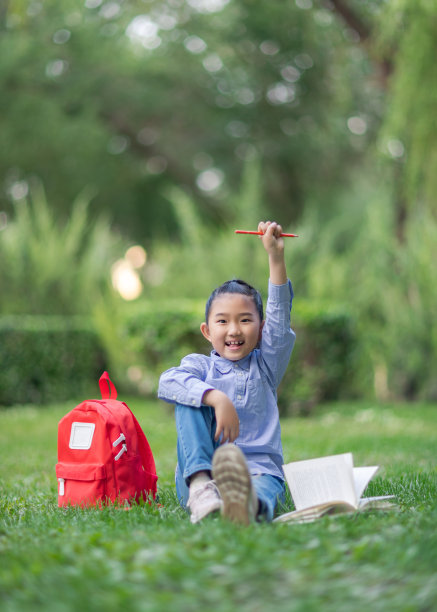 活泼的小学生举起手臂图片下载