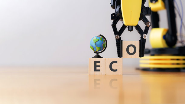 机器人手臂上放着木制立方体，以对齐ECO、自动化农场和生态概念的措辞图片下载