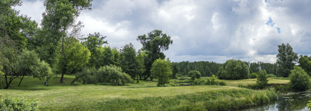 多云夏日，绿树成荫，绿草如茵，小河潺潺图片下载