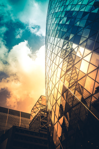 摩天大楼在伦敦城从地面向上看图片下载