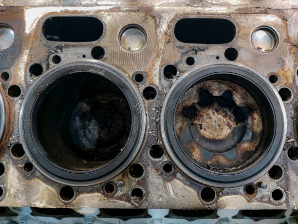 船舶发动机部件。摧毁了引擎。图片下载