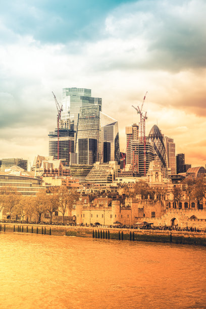 俯瞰泰晤士河的伦敦金融城摩天大楼图片下载