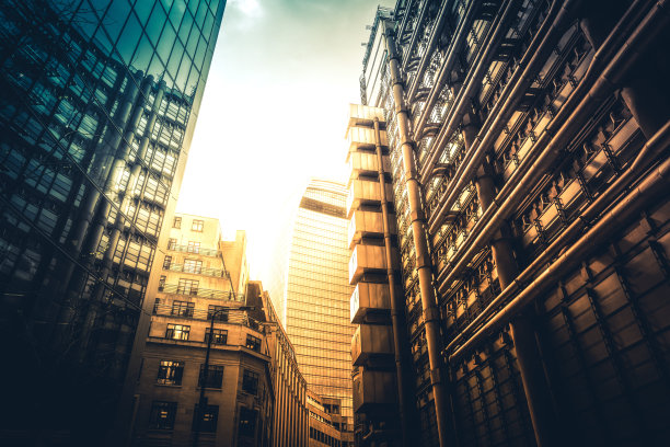 摩天大楼在伦敦城从地面向上看图片下载