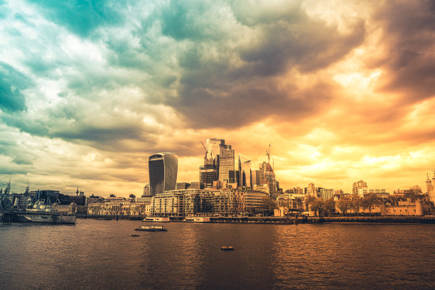 俯瞰泰晤士河的伦敦金融城摩天大楼图片下载