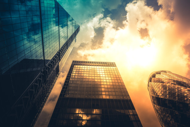 摩天大楼在伦敦城从地面向上看图片下载