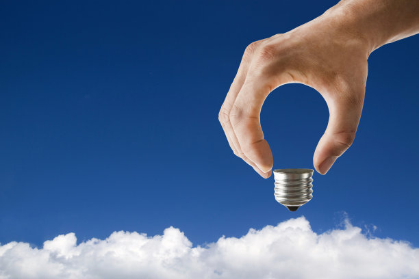 手中的灯泡图片下载