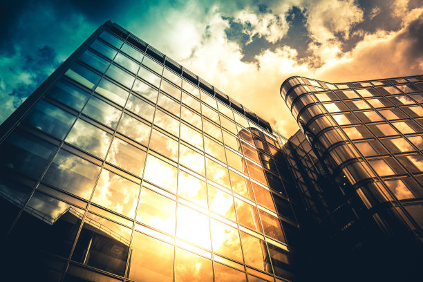 摩天大楼在伦敦城从地面向上看图片下载