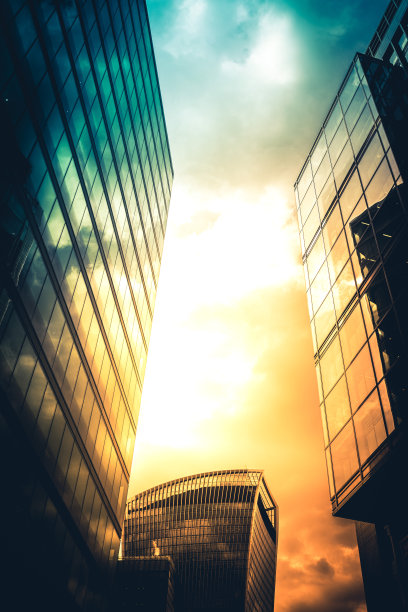 摩天大楼在伦敦城从地面向上看图片下载