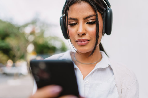 漂亮的拉丁女孩在用手机。图片下载