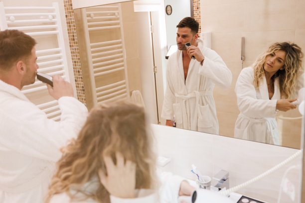 清晨，一对恩爱夫妻在浴室里做准备图片下载