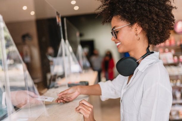 一个拉丁女人在旅馆登记入住。图片下载