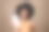 留着爆炸头发型的拉丁美人。巴西的女人。手持空白洗发水包装。卷曲的头发。发型。柔和的背景。图片下载