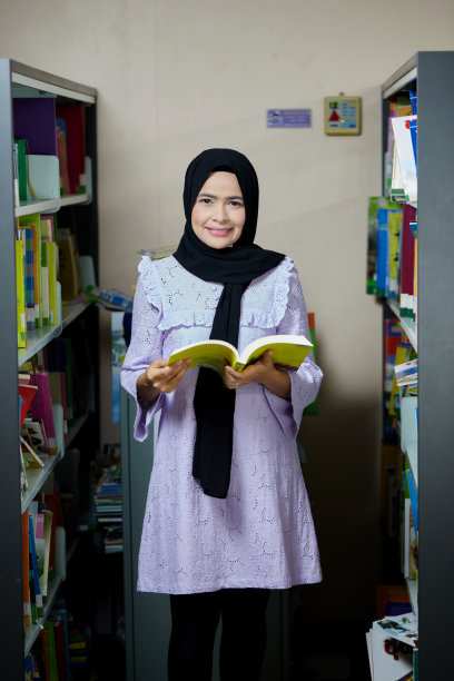 亚洲穆斯林妇女在公共图书馆看书图片下载