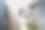 一个美丽的亚洲女人在公共图书馆选书图片下载