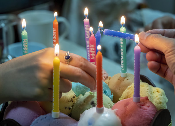 在冰淇淋蛋糕上点燃生日蜡烛图片下载