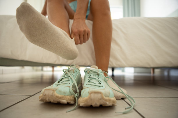 女子系鞋带准备训练图片下载