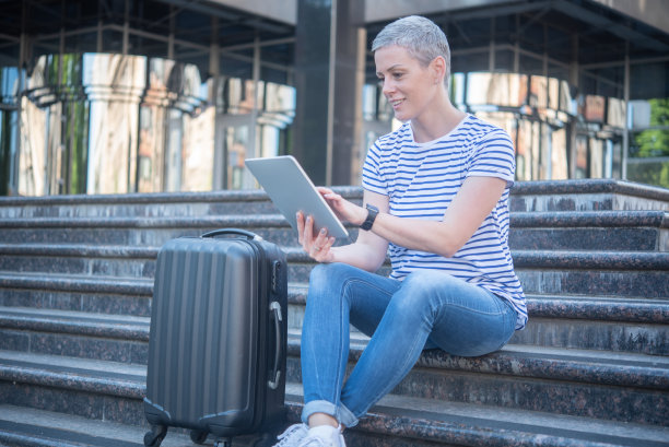 带着行李的游客图片下载