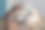 用金属箔和发卡染头发的特写女人图片下载